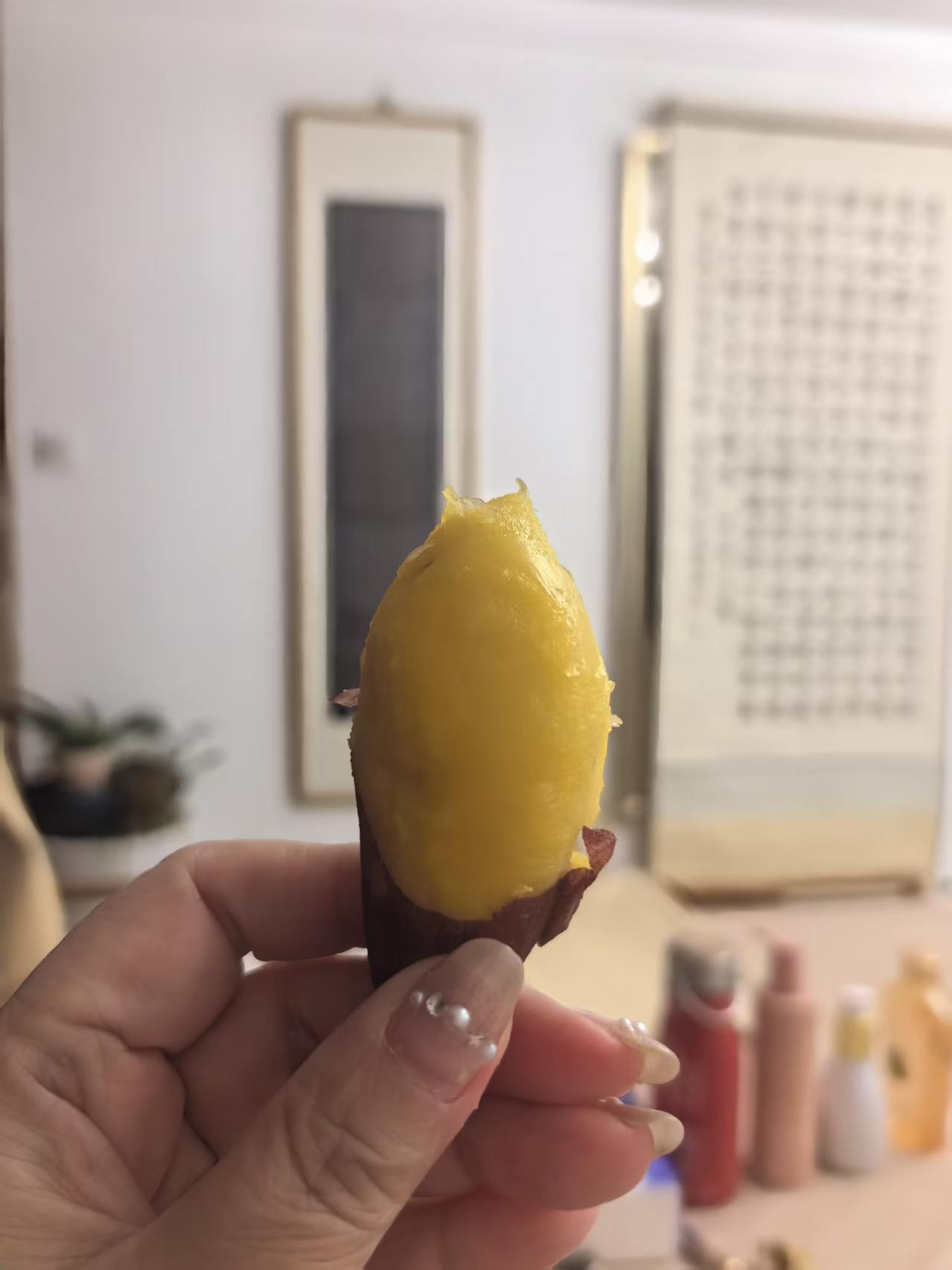 掰开的烤红薯