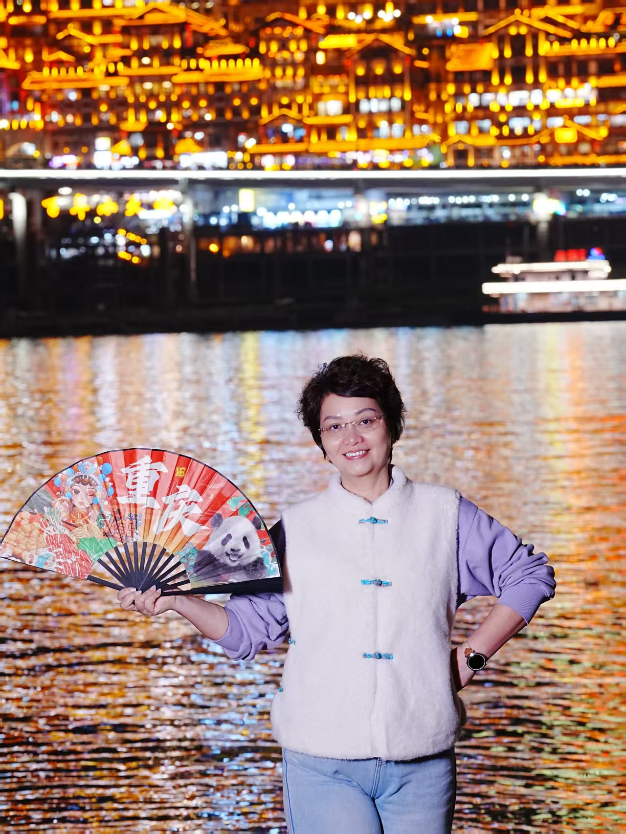 Amy 在重庆夜景前