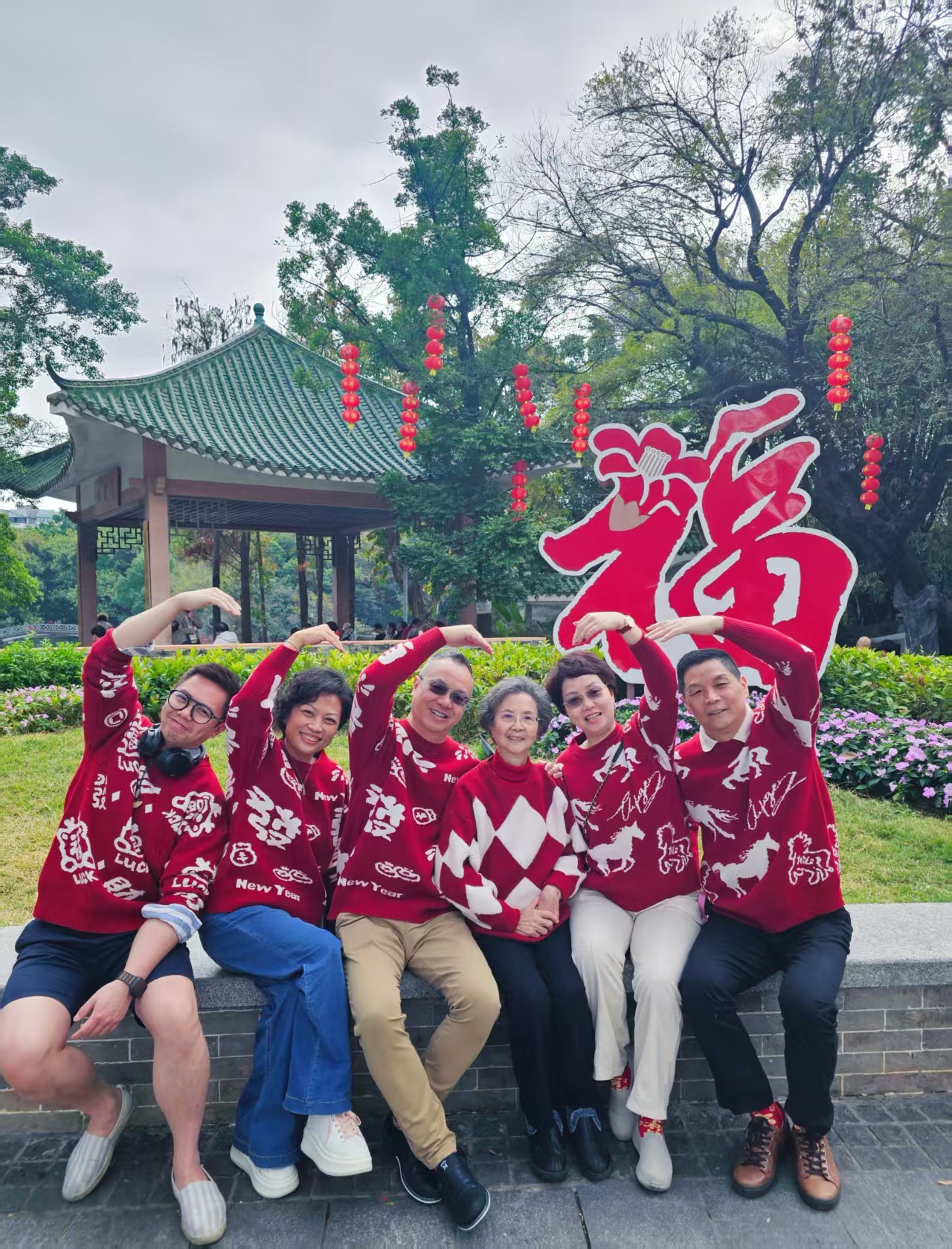Amy 与家人穿同款红毛衣